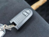 カバンやポケットに入れたままでもドアの施錠・解錠が可能なスマートキーを装備。エンジンのオン・オフ時もカギを取り出す必要が無いからとっても便利です♪