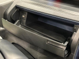 小物が収納できる運転席側インパネアッパーボックス。 ボックス内にはUSBソケットが一口。