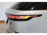車体側面から回り込むように薄型設計された、精緻なコンビネーションランプです。ハクバシルバーのボディを綺麗に引き締め、都会的なリヤスタイルをスマートに美しく整えています。