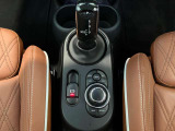 ドライバーを中心に考えた運転席の設定になっております。ナビゲーション/エアコンの操作も簡単に操作が可能です。是非、ご試乗で体感していただくことをおススメいたします。