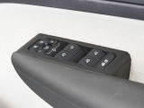 全席オートパワーウィンドウです。運転席からは全窓の操作と制御ができます。