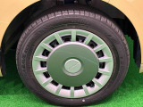 キュートな2トーンカラードフルホイールキャップ 安心のフロントベンチレーティドディスクブレーキ。