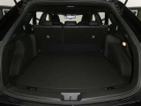 【レーダークルーズコントロール】(全車速追従機能付)付きです。車速に応じて追従支援してくれるので、ロングドライブも快適です。詳細は販売店スタッフまでおたずねください。