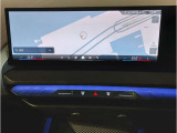 【ⅰドライブナビゲーション】文字情報も鮮明に表示する高解像度カラーディスプレイを採用。視認性に優れた地図デザインと特徴的な建造物を目印にした描写表示で現在位置を把握できます。地図データの更新も可能です