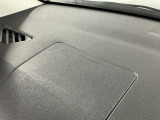 【助手席エアバッグ】SRSエアバッグとはシートベルトの働きを補助して衝突した時に乗員の衝撃を軽減するシートベルト併用式エアバッグ。前面衝突時に瞬時に膨らみ、頭部と胸部の衝撃を軽減します。