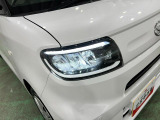 白く明るい光で夜間走行をサポートするLEDヘッドランプを搭載
