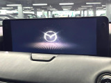 【12.3インチマツダコネクト】車内の雰囲気にマッチした大型ディスプレイ。スマホ接続でのナビ使用やBluetooth再生等、様々な機能が楽しめます。直感的なダイヤル操作が可能で、使い勝手も良好です。