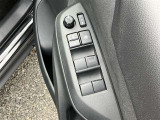 運転席扉内側部分です。【パワーウィンドウ】で窓の開け閉めもラクラクですね!