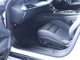 クオリティの高いシートを採用するのは、Audiのクルマづくりの哲学のひとつです。特に座り心地が重要です。体の大きなドイツ人が座っても頑丈な耐久性があります。。しかも肌触りも良く高級家具のようです。