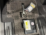 助手席足元下にはパンク修理キットが収納してあります