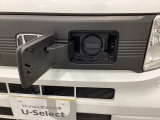普通充電はフタを直接押し、急速充電は車内のボタンを操作して開け、あとは充電コネクターを差すだけで充電開始します。簡単な充電操作と、フタの開け方を変えることで差し間違いを防げる安心感。