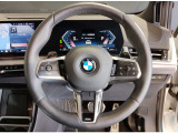 【ハンドル】ドライバーとBMW車の一体感がダイレクトに伝わるステアリングホイール。形状・太さへの拘りに加えて、操作性を高める為にスイッチ類も配置。クイックかつ安定のドライビングを体感下さい!