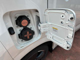 車から降りたらすぐに充電できるよう、充電ポートは運転席側の後方に設計☆彡 上が普通充電用、下が急速充電用になっております(^^)/