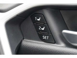 車の運転席の位置を保存できるシステムです。運転手が変わってもセッティングしたポジションを再現できる為発進時の手間が省けます。