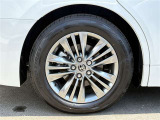 タイヤサイズは225/60R18!純正アルミホイール装着です!