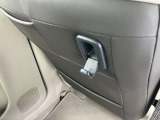 助手席の後ろには旅行雑誌や薄手の小物を収納できる【シートバックポケット】エコバックなど掛けれて便利な【ショッピングフック】があります
