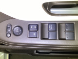 電動格納式リモコンドアミラーと、パワーウィンドウスイッチ等は運転席ドアにあります。