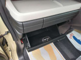 車検証やティッシュ箱を収納出来ます。