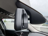 ETC2.0一体型の自動防眩機能付きバックミラー。後続車のヘッドライトの眩しさをセンサーで検知し、自動で減光して視界を快適に保ちます。夜間運転の疲労軽減と安全性向上に貢献する便利なアイテムです。