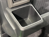 助手席埋め込み式カップホルダー(太ボトル600mm収納可能)