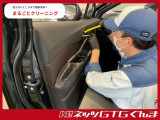 天井、ドア内側、ペダル類をスチーム洗浄し、ハンドル、インパネ類をていねいに手磨きします。