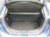 MAZDA2のラゲッジルームです。左右の張出しが少なく、フラットな床面ですのでお荷物も載せやすくなっています。また、トノカバー付きですので、外からの視線も気になりません。