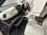 グローブボックス周り 運転席から中に収納した物をすぐに取り出せて便利です。