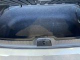 トランクボード下にも収納できます。もしもの時の荷物や替えの靴など普段は使わない荷物などの収納に便利ですよ!