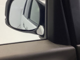 車両横の死角を確認しやすく、駐車や幅寄せ時の安全確認をサポートしてくれる便利な補助ミラーが付いています。