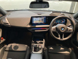 BMWカーブド・ディスプレイが中心の次世代コックピット。スイッチ類を減らし、直感的な操作とクリーンなデザインを実現しています。