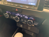 【オートエアコン】設定温度に合わせて自動で風量や風向きを調整し、車内を快適な温度に保ちます。