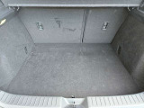 目隠しとなるトノカバーを備えた安心の荷室空間。外から荷物が見えないためプライバシーや防犯面でも安心です。6:4分割可倒式シートを採用し、荷物の大きさや乗員に合わせて柔軟にアレンジできます。