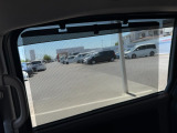 【ロールシェード】日差しや車外からの光が眩しいときにサッと引き出して使えるロール格納タイプのサンシェードを装備しております。