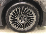 【メーカーパッケージオプション】20インチ純正アルミホイール(245/45ZR20)装着!多軸構成のタービンスポーク!漆黒のブラックスパッタリング塗装が足元を引き締めます!