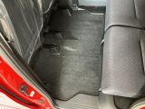 しっかりと汚れ、砂ぼこりを落とし足元まで清潔な車内空間を作り上げております♪