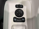 キーフリー連動で施錠時に格納します。降車の直前まで後方確認ができ、閉じ忘れも防げます。