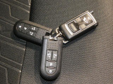 【嬉しいエンスタ装備】乗車前に車内を温められるリモコンと予備キーが揃っています。カバンに入れたままドアの施錠ができ、両手が塞がるお買い物の際も日々の使い勝手を高めてくれます。