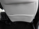 運転席背面下部には、車検証入れや雑誌等が収納できる大型ポケットがあります。