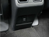 電源ソケットは後席用にも装備されています。長時間のドライブも安心です。