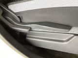 手動のレバーを使って、シートの高さや背もたれの角度を変えることができます。
