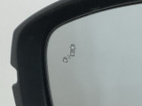 斜め後ろに存在する車を探知。その方向のドアミラー鏡面上にマークを表示し、存在をお知らせしてくれます。また、その方向にウインカーを操作すると、マークの点滅と警告音で注意を促します!