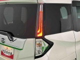 視認性の高いカスタム専用デザインのLEDリヤランプ(テールランプ/ストップランプ)で省電力・長寿命化を実現。