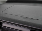 【助手席エアバッグ】助手席エアバッグはインストルメントパネルに格納されています。助手席に同乗者がいなくても運転席エアバッグと同時に膨らみます。