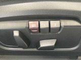 【電動シート(メモリー機能付き)】ドライバーのシートポジションを記憶させることが出来ます。お二人で交代しながら長距離を運転される際など、交代の度にシートポジションを確認する必要が御座いません。