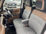 運転席ドアには、機能的な収納スペースを装備。スマートフォンやドリンクホルダーなど、必要なものを手元に置いておけます。