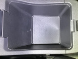 アームレスト装備で、ひじ掛けにもなる収納付き。
