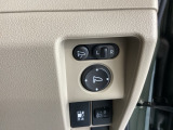 電動ミラーの操作部分です。ミラーの調整もできます。