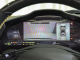 サラウンドビューを装着し、自車を上空から見下ろすような360度の映像により、駐車や狭い道でのすれ違いを容易にします。