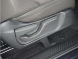 ◆シートハイトアジャスター◆運転席を上下に高さ調節ができます!運転ポジションを体格に合わせてシート調整できます。
