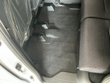 しっかりと汚れ、砂ぼこりを落とし足元まで清潔な車内空間を作り上げております♪